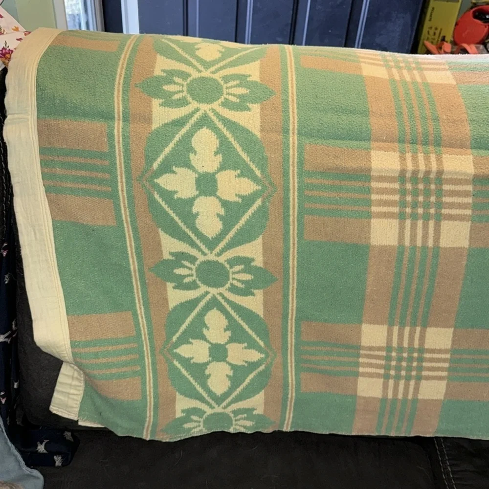 Beacon Vintage Green, Cream & Brown Plaid Camp Blanket Cozy Retro Size 70”x70”